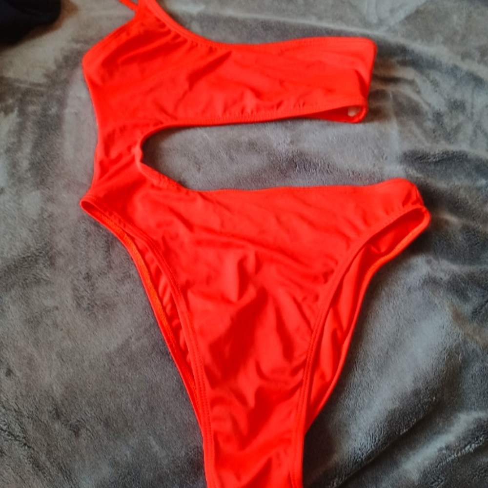 Cut out Bathing suit
